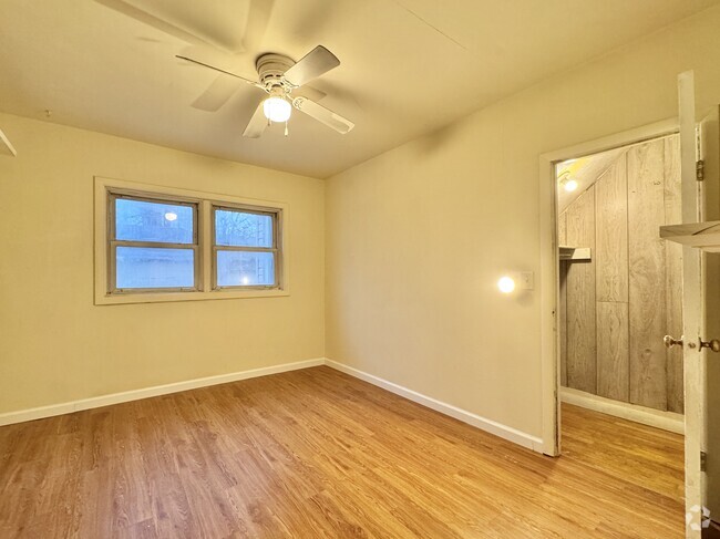 Building Photo - 1027 Saint Clair Ave Unit A Rental