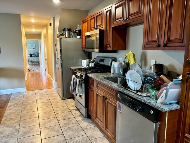 Building Photo - 93 Glen St Unit 2 Rental