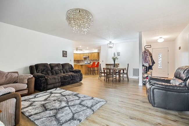 Photo - Spacious rental in desirable neighborhood ...