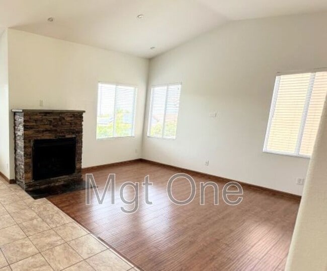 Photo - 1067 Regina Way