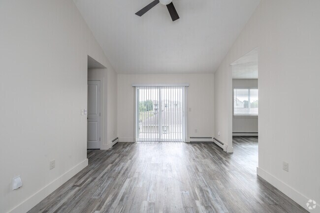 2 habitaciones, 2 baños - 900 pies cuadrados - Sala de estar - Georgian Court Apartments