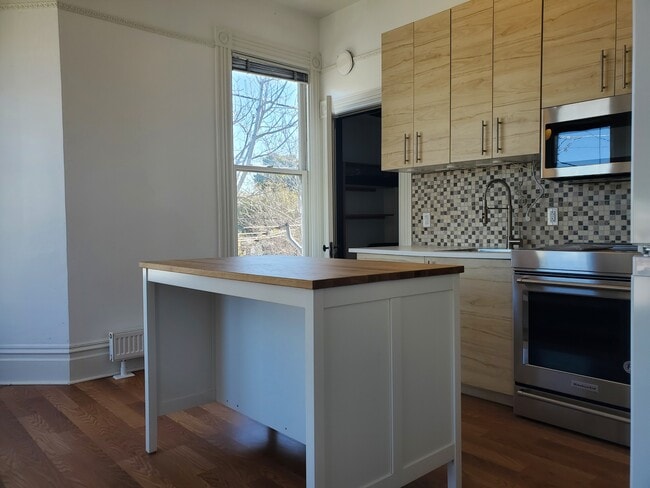 Maple B kitchen - 201 Maple St