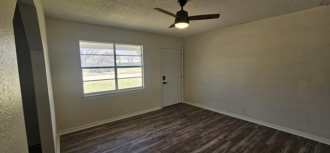 Photo - 1404 Deville St