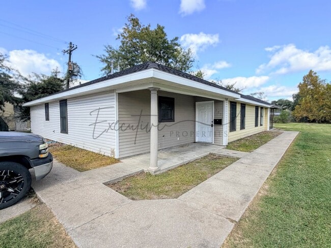 Building Photo - Spacious 3BR/2BA Duplex Near McNeese