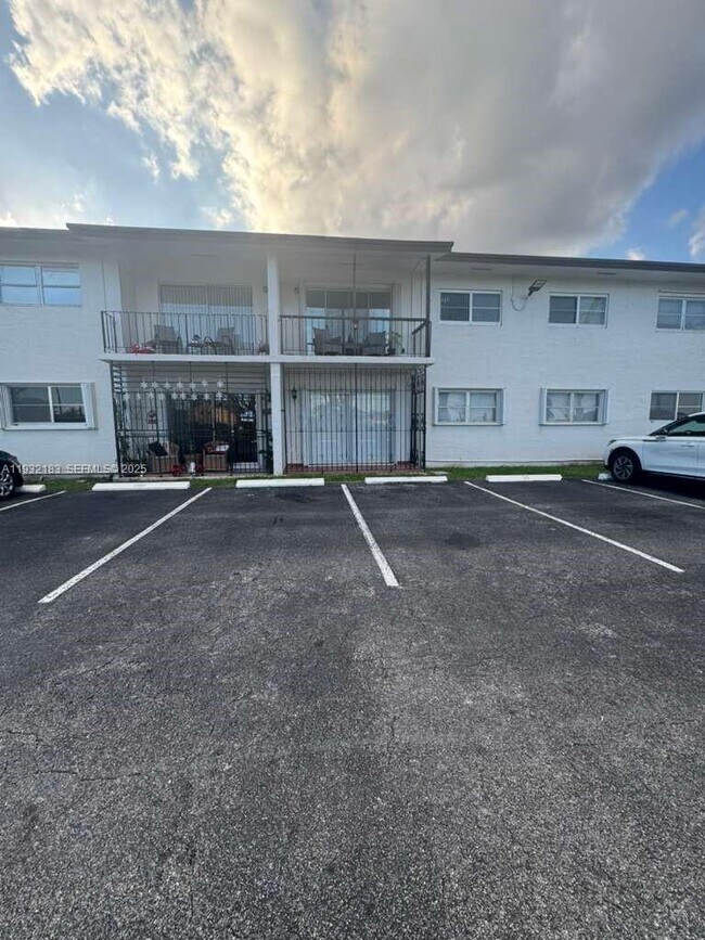 Photo - 9520 SW 8th St Unidad 109