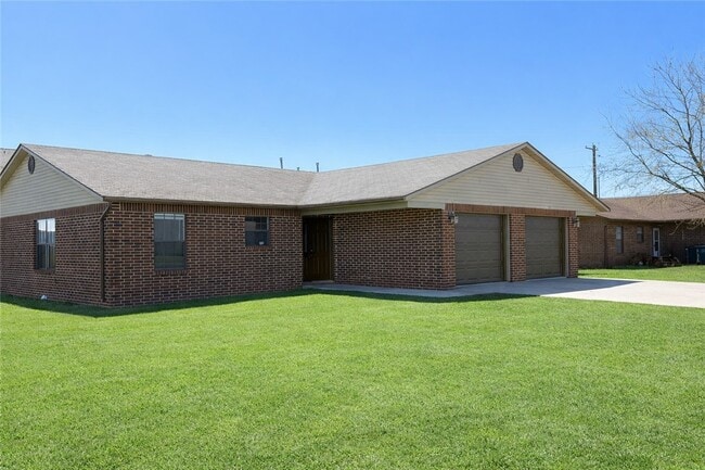 Photo - 621 E 1st St