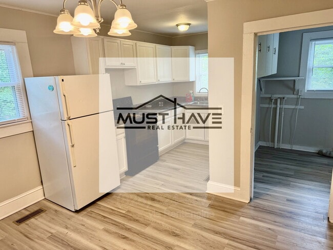 Photo - 515 Ridgeway Pl SW