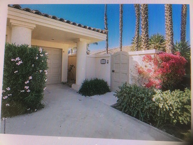 street entrance & smaller garage door - 54865 Inverness Way Unidad 54865 Rental