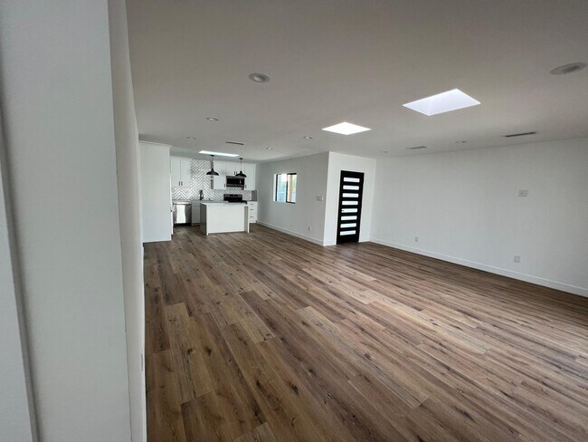 Photo - 6901 Variel Ave Casa