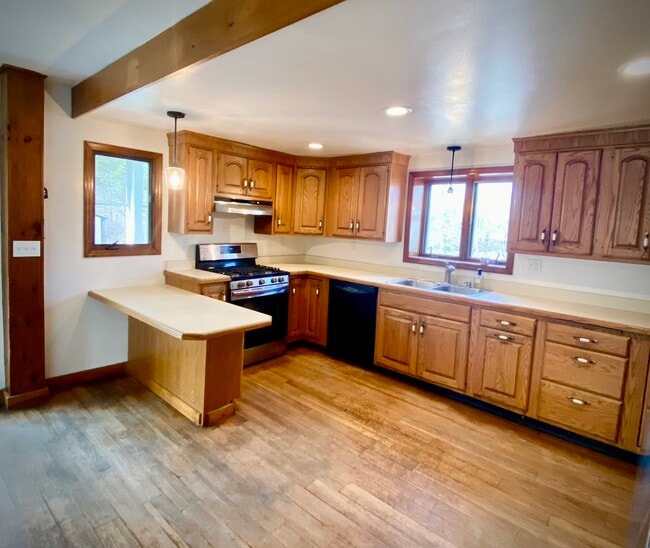 Photo - 3074 Upper Main St