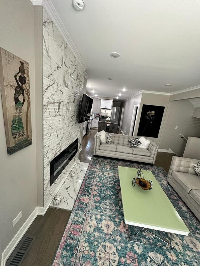 Building Photo - 6807 S Calumet Ave Unit 1