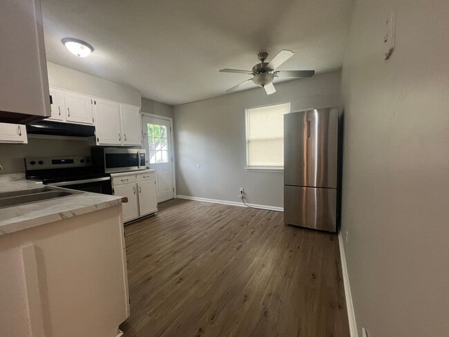 Photo - 811 Cedarcrest Dr