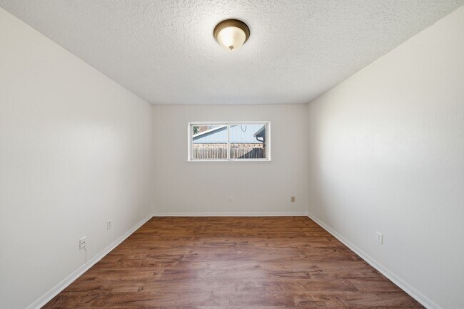 Photo - 122 White Cedar St