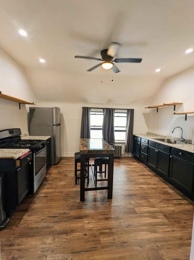 Building Photo - 779 Prospect Ave Unit Upper