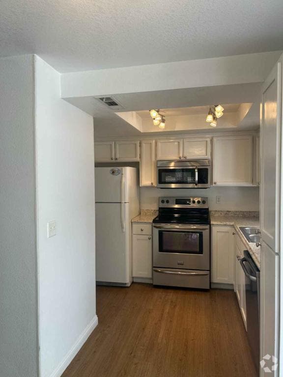 Building Photo - 2215 Poplar Dr Unit 2 Rental