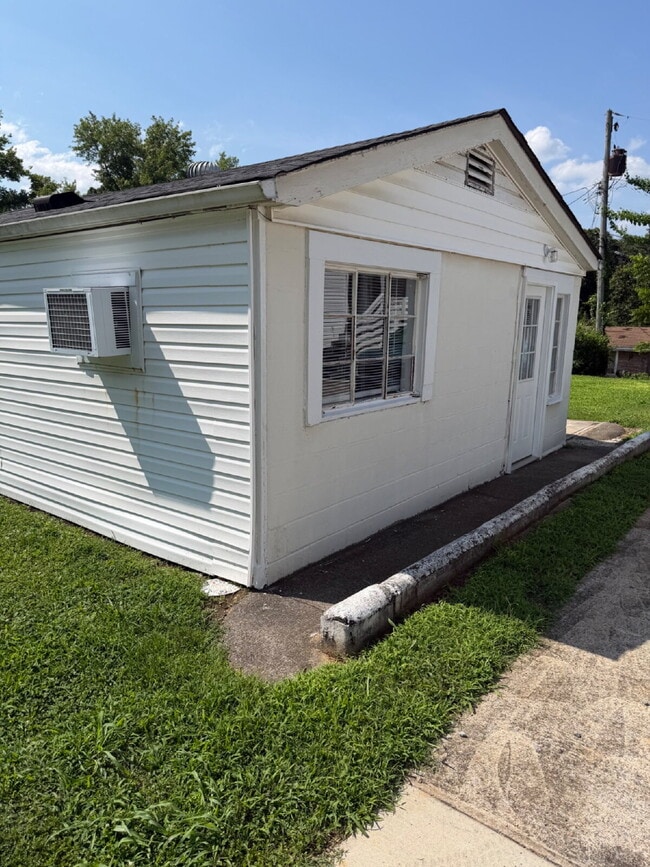 Building Photo - 349B HICKORY HEIGHTS - 2BD-1BA Near APSU and Downtown!!!
