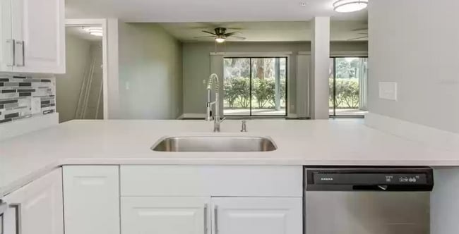 Kitchen to Living Room View - 813 Pinewood Ct Unit 813