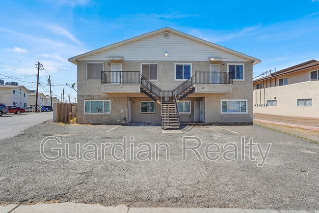 Building Photo - 801 N Major Ave Unit Apt D