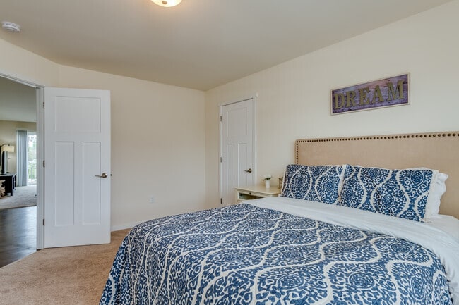 2 BR, 2 BA - 1,144SF