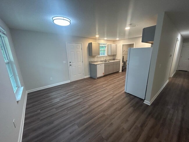 Building Photo - 5978 Queen St Rental