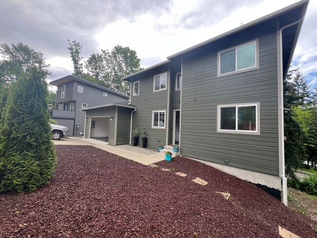 Photo - Newer 5 Bedroom House close to Shopping, Lake Padden, WWU, South Side of Bellingham