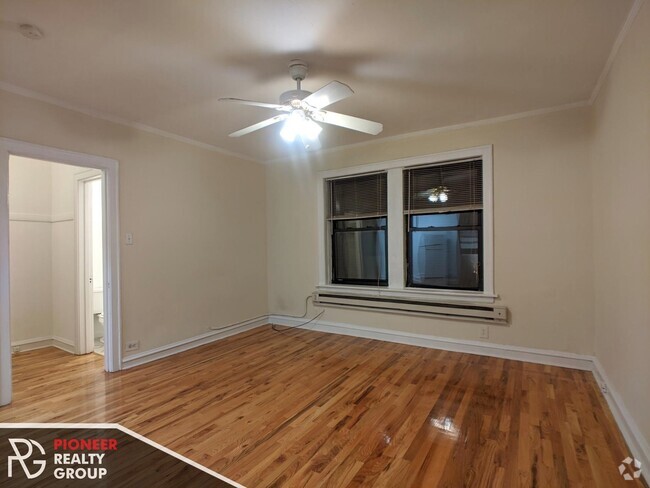 Building Photo - 546 W Wellington Ave Unit #540-210 Rental