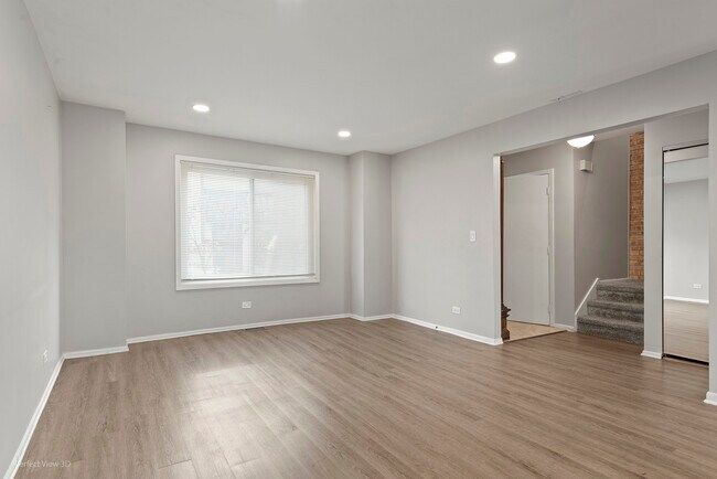 Photo - 1750 Henley St