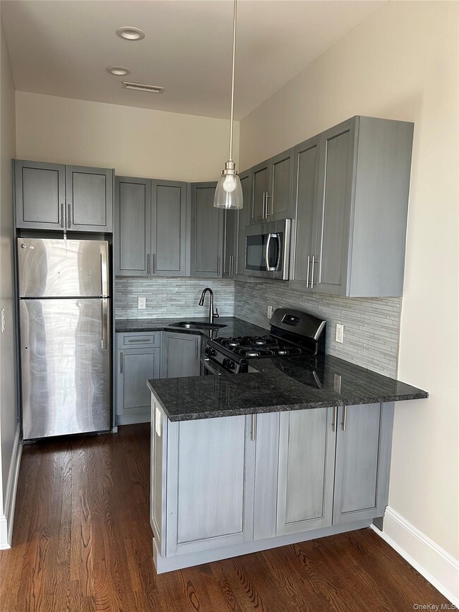 Building Photo - 195 Main St Unit 5