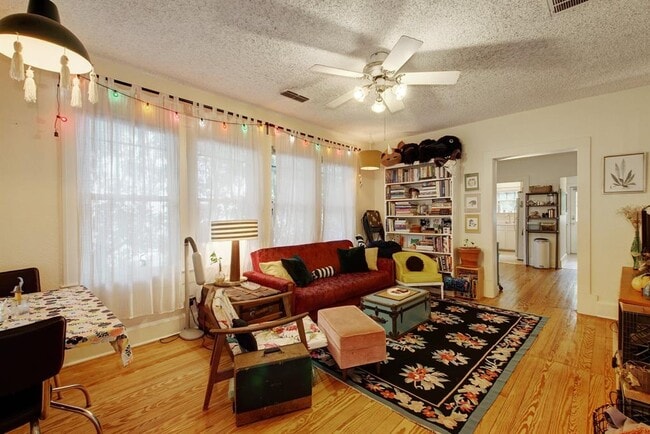 Photo - 919 E 40th St