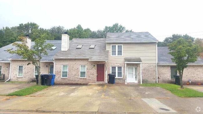 Building Photo - AWESOME 3 BED/2 BATH TOWNHOME W/OPEN FLOOR...