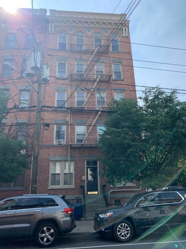 Building Photo - 818 Willow Ave Unit 3R