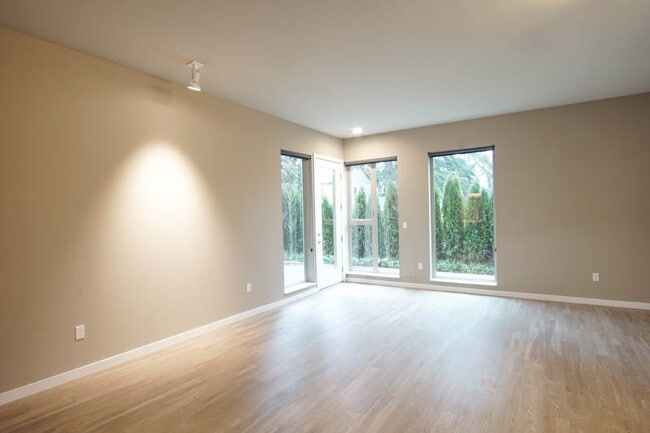 Photo - Stylish Garden Level-1 Bdr w/ Dishwasher & Laundry in Sellwood! Unit 1315