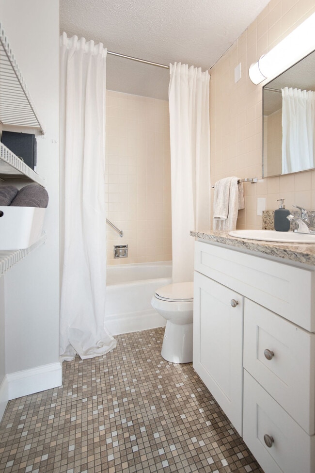 Studio Bathroom - Midtown 300