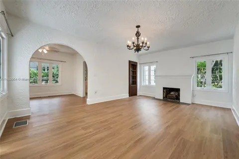 Photo - 633 Alcazar Ave