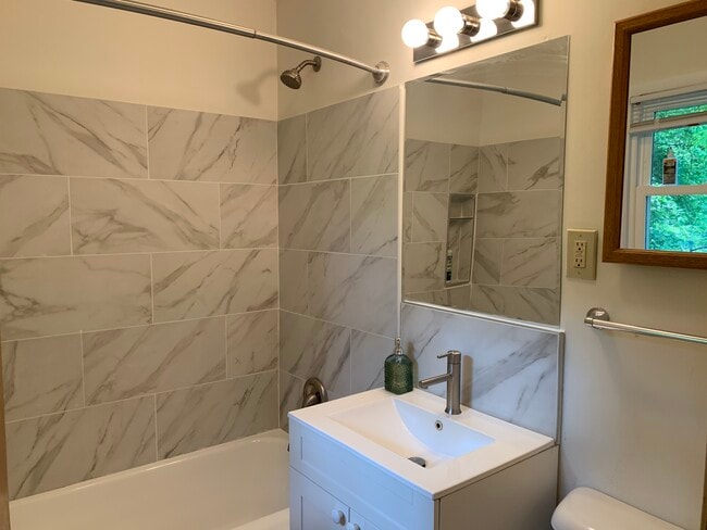 Bath RM - 128 Whitehills Dr Unidad 3