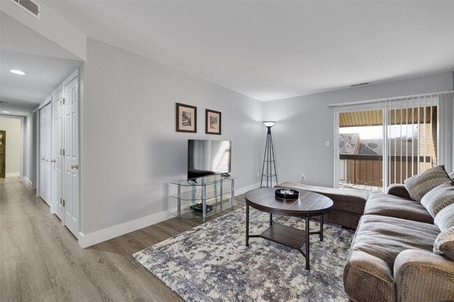 Photo - 1970 Greenpoint Dr Unit 303