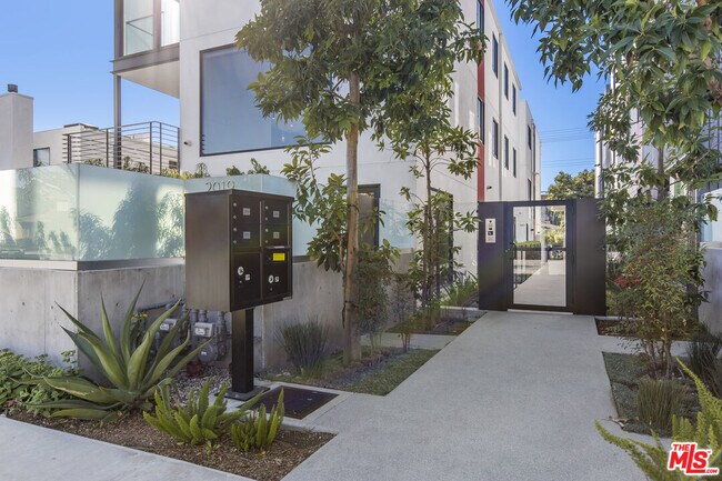 Photo - 2019 Barry Ave