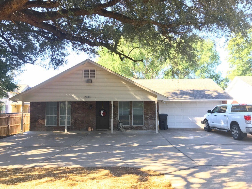 Spacious 4/4 House with Yard in the Baylor... - Spacious 4/4 House with Yard in the Baylor...