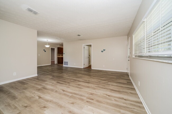 Photo - 121 Saturn Ln E
