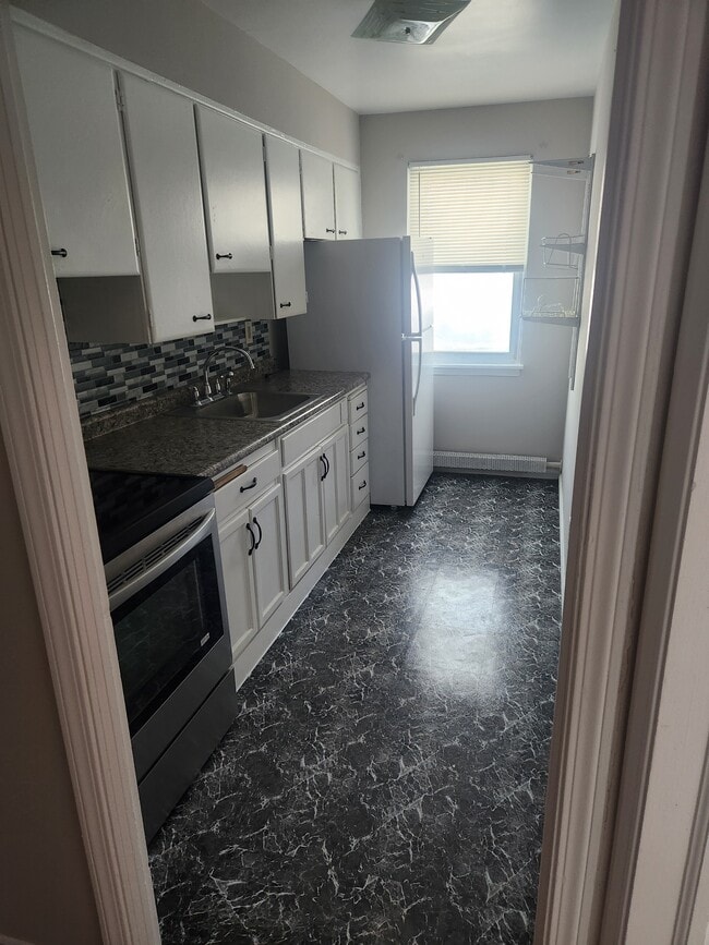 Kitchen - 13797 Cedar Rd Unit #202