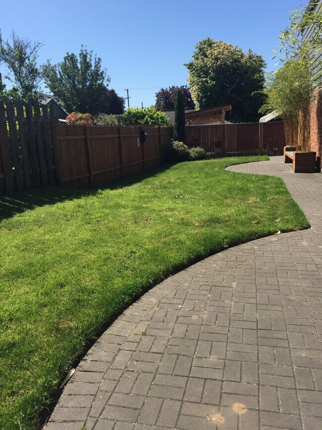 Photo - 2 bed/1bath townhouse with w/d in unit, on... Unidad 614