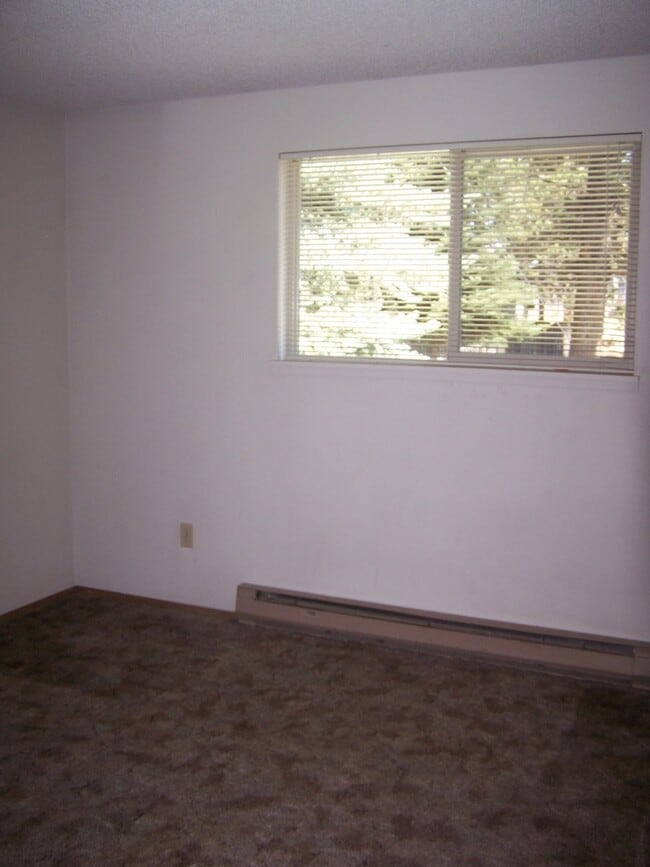 Photo - 2 Bed/1 Bath Unit Located in SE Bend Triplex Unit 513