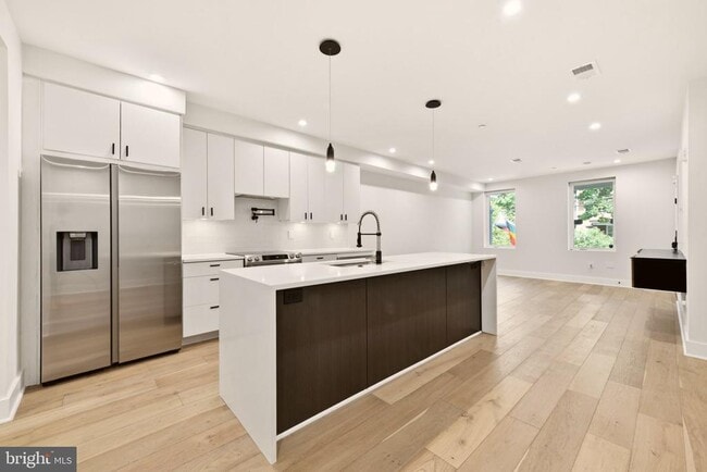 Photo - 320 Webster St NW