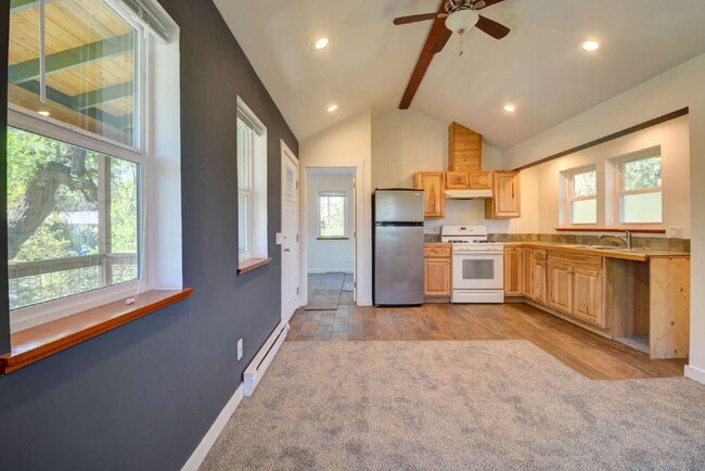 Photo - 393 N Laurel St