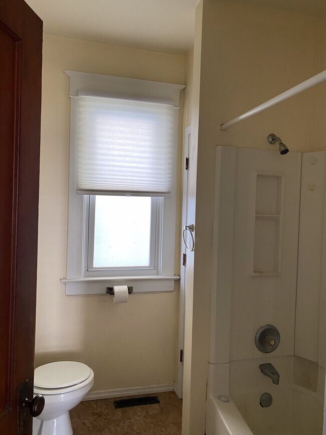Cute 2 bedroom house with fenced yard Rental For Rent in Springfield