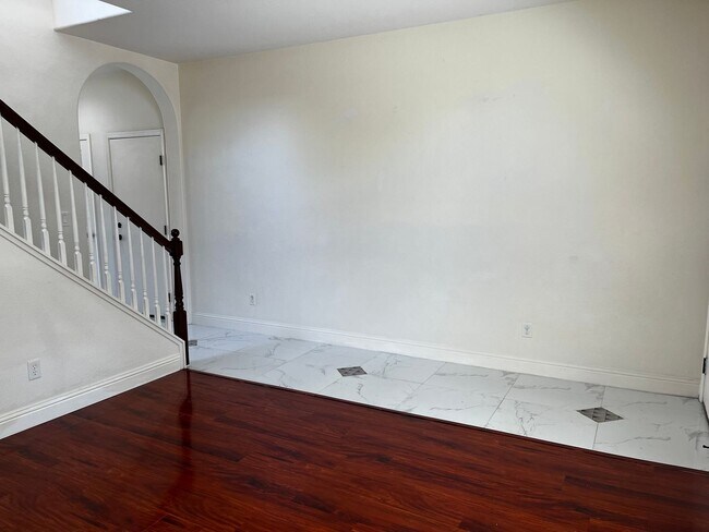 Photo - Executive 4 Bedroom, 2.5 Bathroom 2100 Sqf... Casa