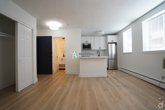 Building Photo - 740 E 7th St Rental