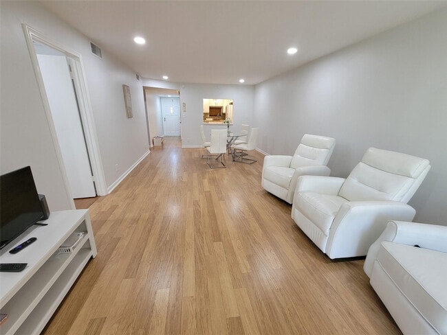 Photo - 9411 N Hollybrook Lake Dr Unit 209