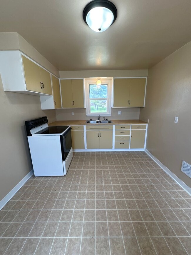 EZ - 202 Triplex - EZ - 202 Triplex Apartment Unit A