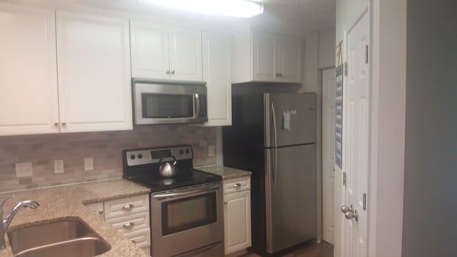 Building Photo - Nicely furnished 2 bedroom condo in River Oaks